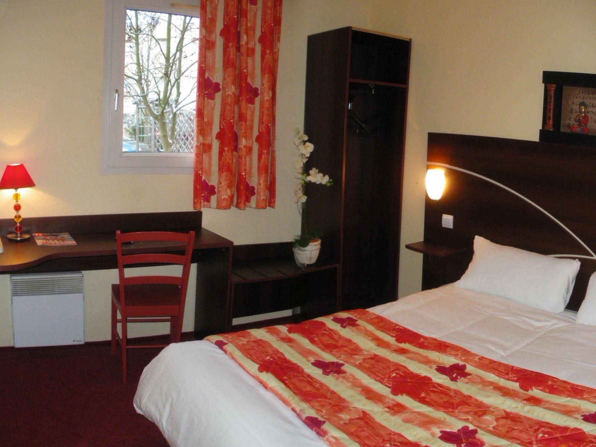 Comfort Hotel Poissy Technoparc Kültér fotó